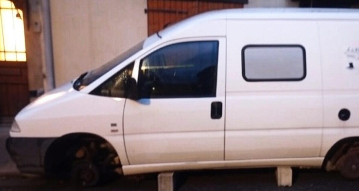 Vol spectaculaire : comment un vieux véhicule a-t-il été vidé de ses quatre roues sans bruit ?