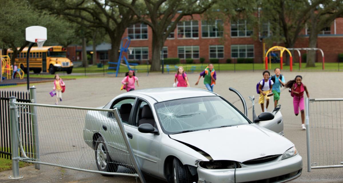 Après une sortie de route spectaculaire, un conducteur se retrouve dans une cour d'école