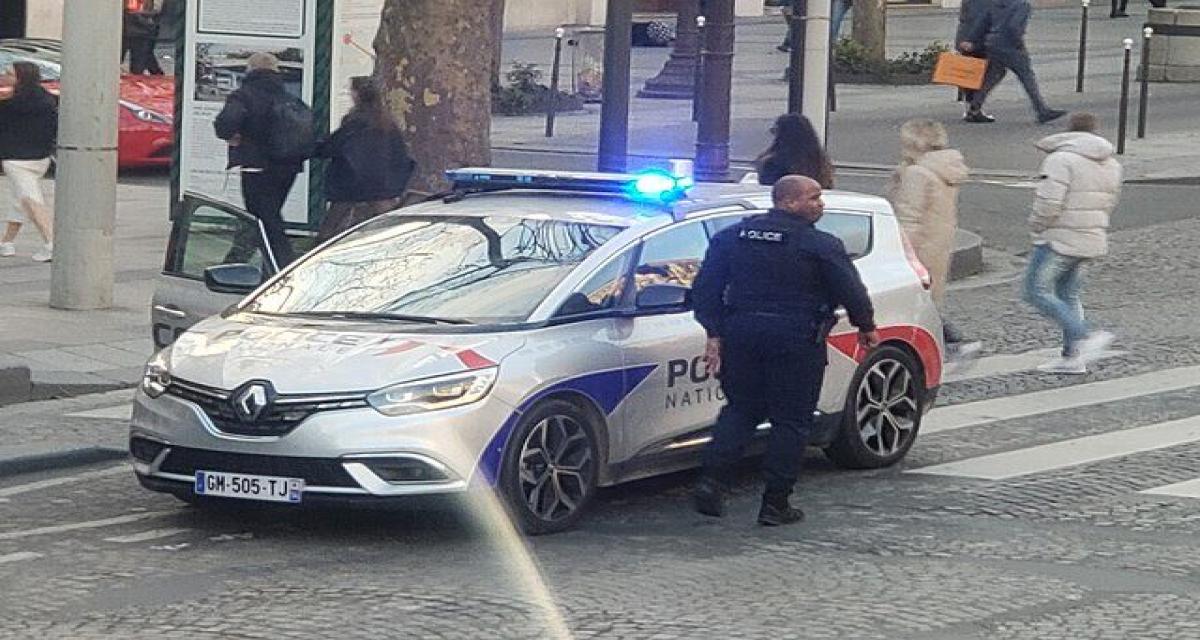 Sans assurance, il refuse le contrôle et fonce sur la police avant de finir sa cavale à pieds : deux mois de prison écopés avec succès