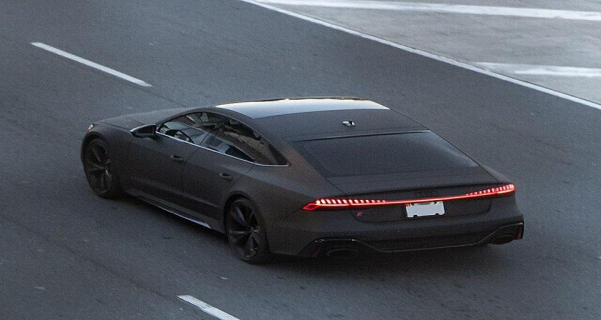 À pleine vitesse, une Audi RS7 fait sauter son capot comme un projectile !