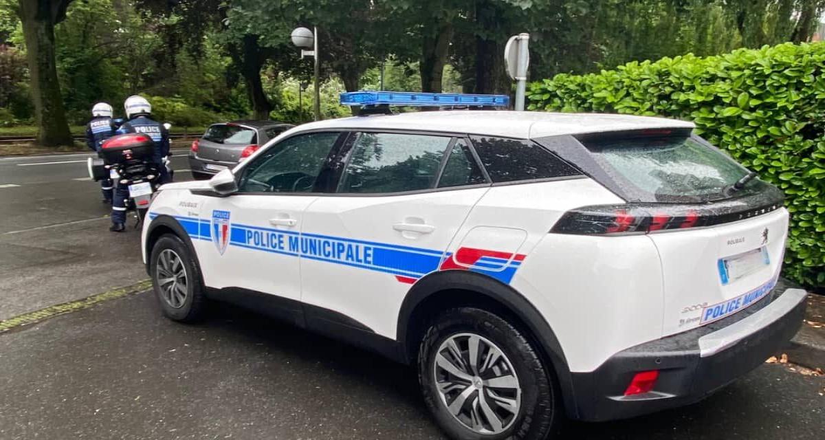 Ils roulent pour arrêter un fuyard... et finissent contre un arbre : trois policiers blessés