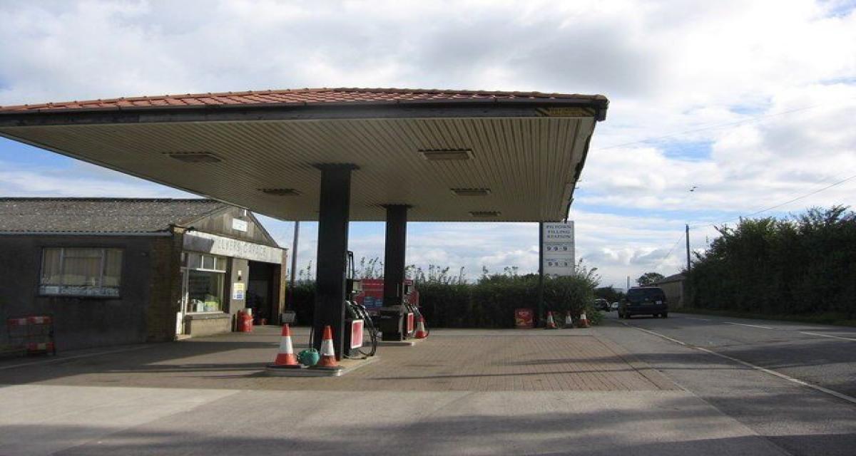 Un camion percute une station-service : une partie de la toiture vacille, prête à s'effondrer