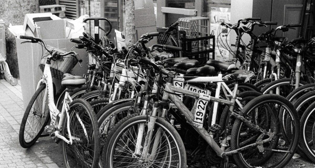 Un homme placé en détention après une vague de vols ciblant vélos et trottinettes, pour un butin à 20.000 ¬