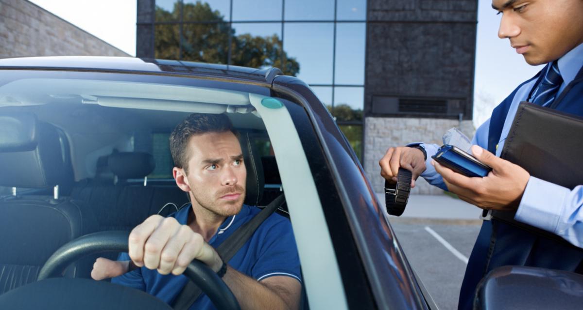 Sans permis, il se rend en voiture à un rendez-vous... pour la pose de son bracelet électronique