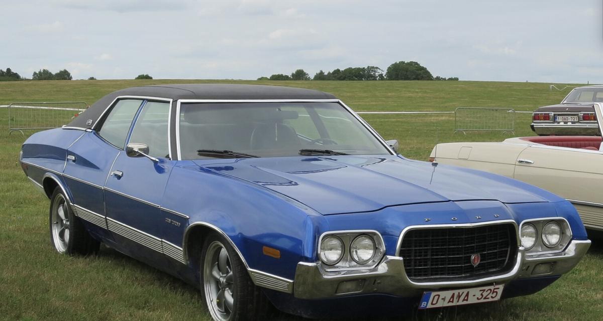 Le véhicule de Starsky et Hutch présent lors d'un rassemblement se hisse en tête du cortège