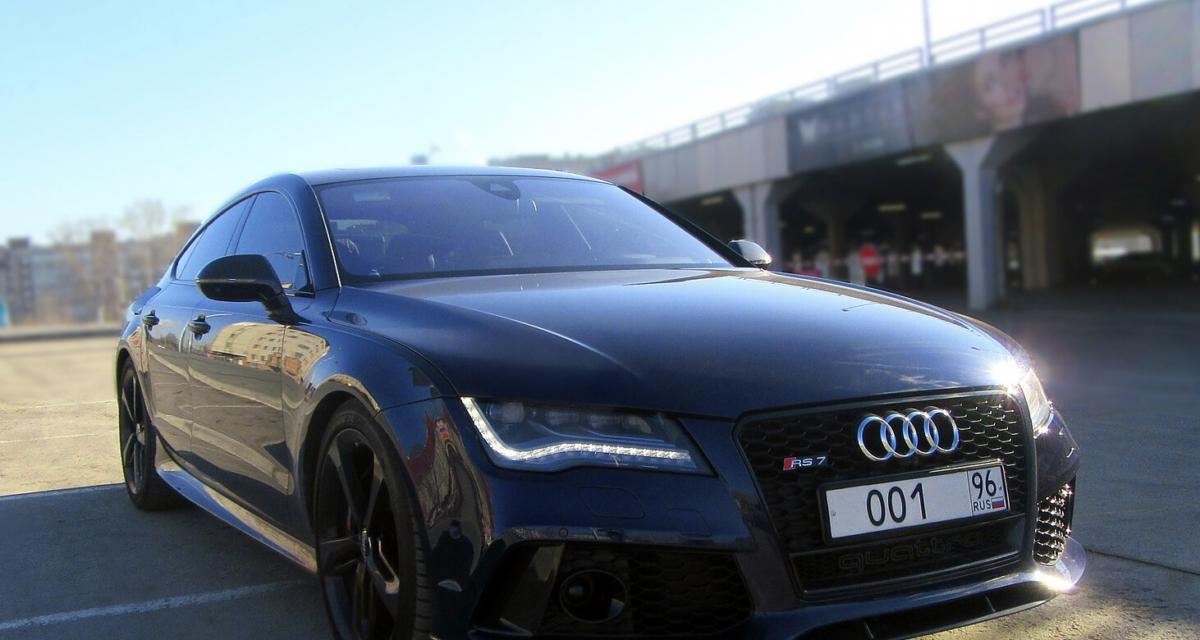 Quand le capot d'une Audi RS7 s'envole en pleine autoroute