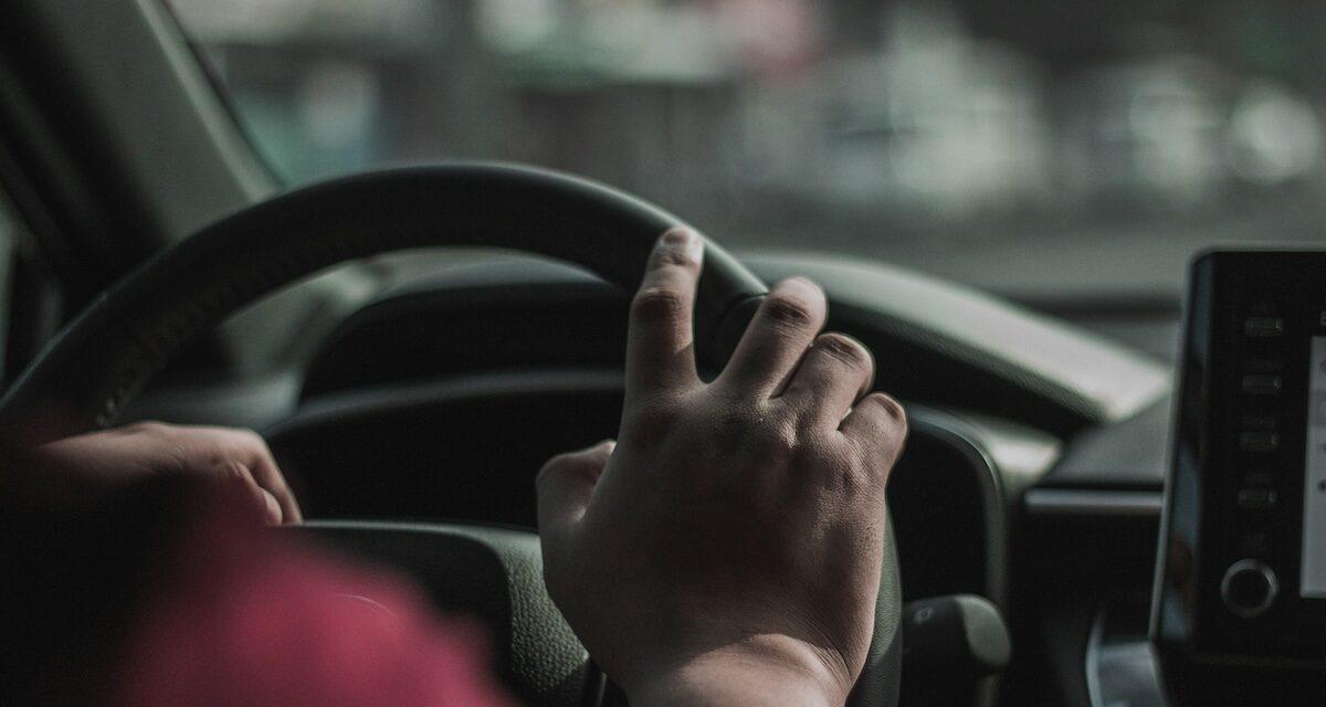 À peine le temps de passer la 2I... qu'il encastre déjà sa voiture dans un muret après avoir trop bu