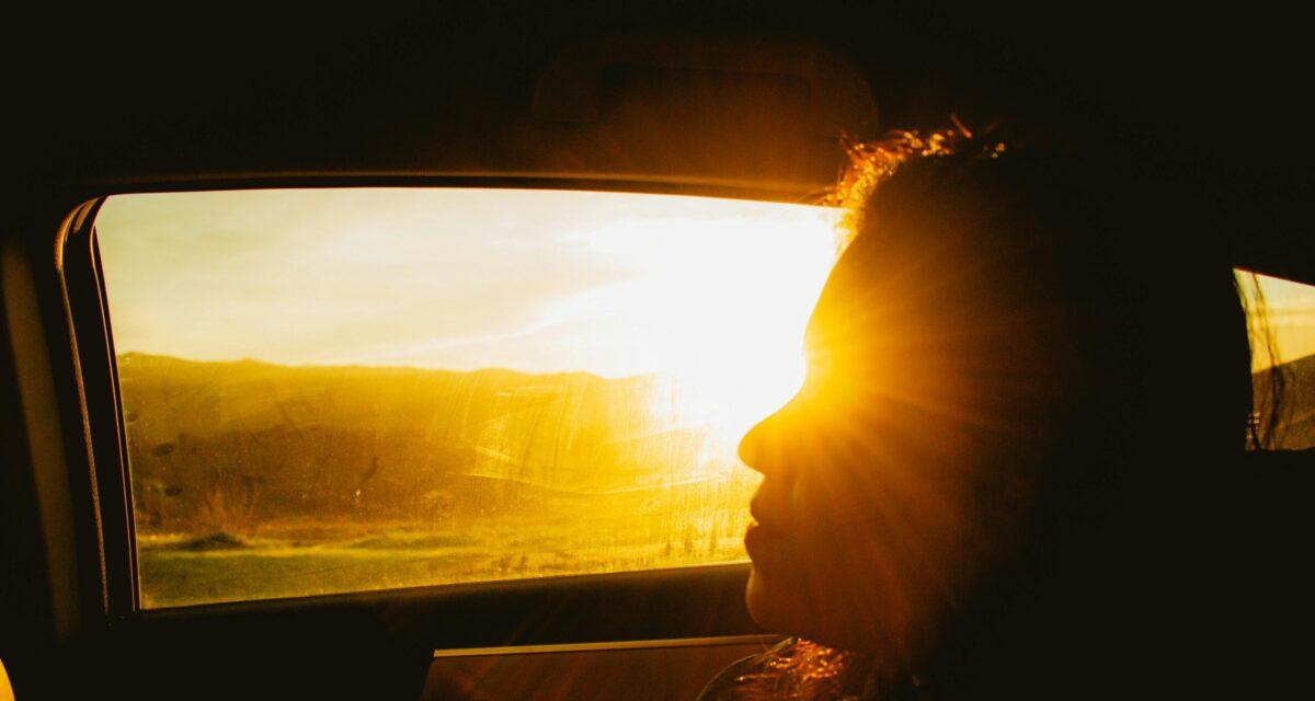 Éblouie par le soleil, elle perd le contrôle et s'encastre dans un fossé... un drame évité de justesse