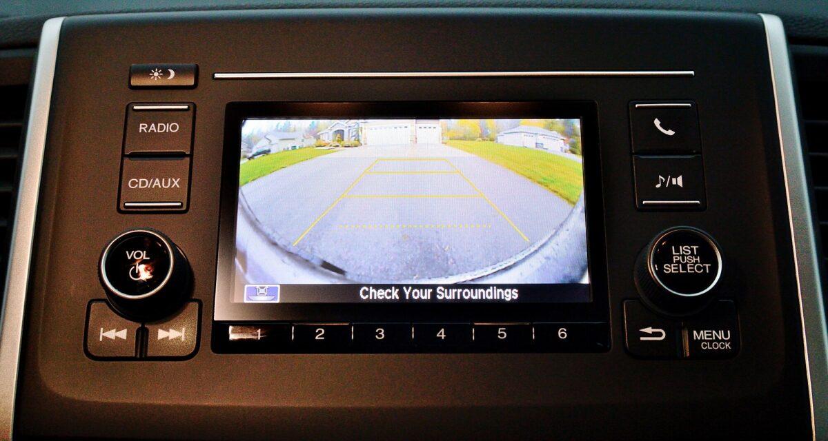 La police met la main sur un voleur pas comme les autres : son butin préféré ? Les caméras de recul de vos voitures