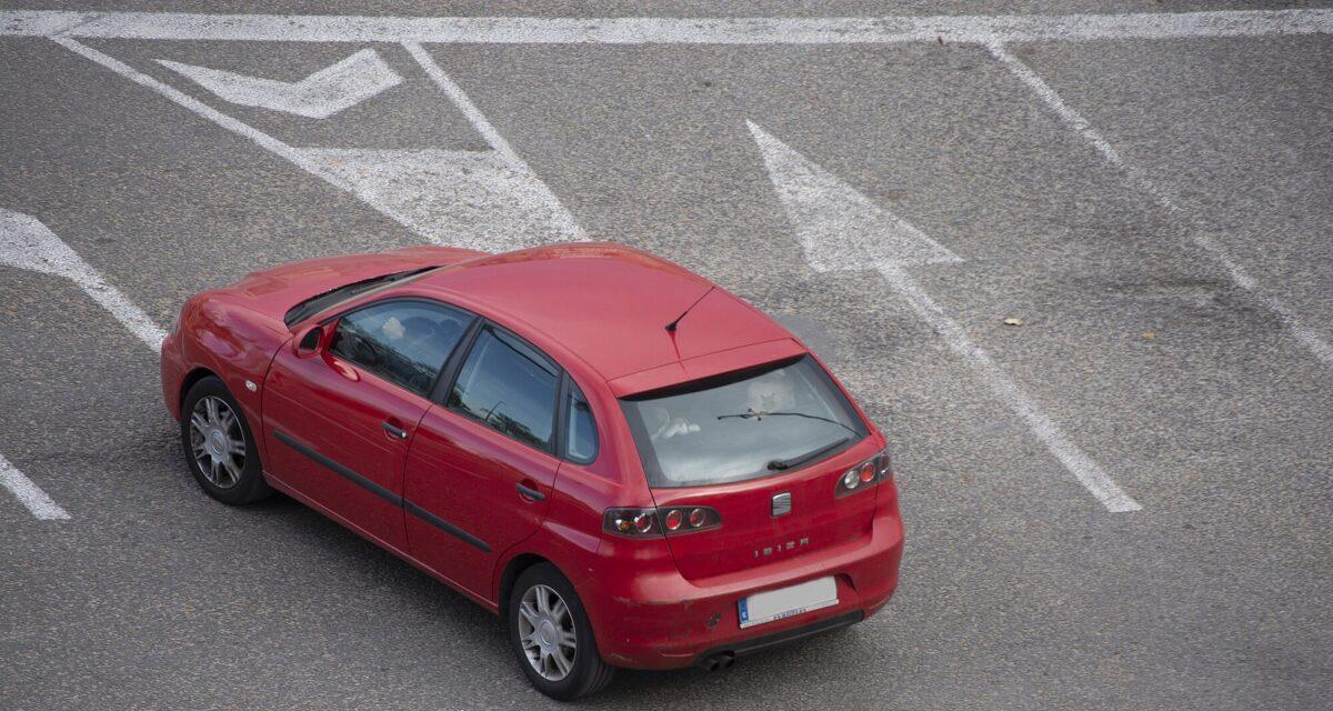 Volée pendant la nuit, sa voiture devient virale sur le net dans une course folle et dangereuse... elle la reconnaît immédiatement !