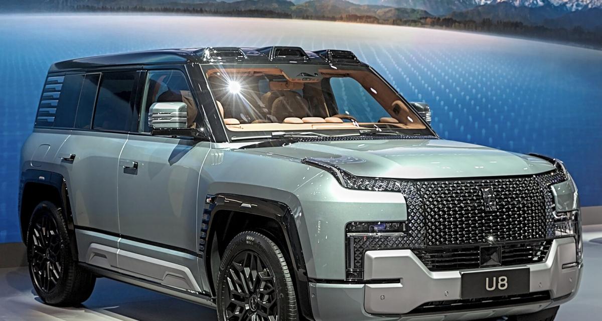 BYD fait tomber un palmier géant sur son SUV de luxe pour tester sa résistance !