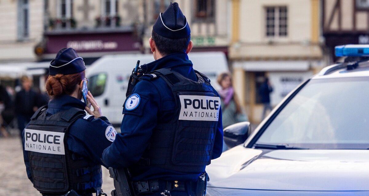 Ils tentent d'échapper aux policiers et jettent un sac en douce : ce qu'il contenait va les envoyer droit en prison