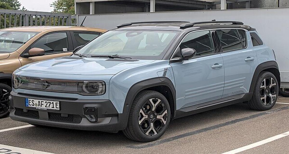 Une première : il est pris à 143 km/h... au volant d'une Renault 4 électrique flambant neuve !