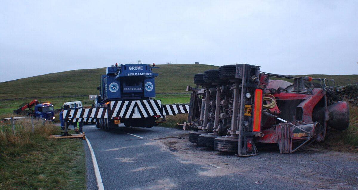 Il perd le contrôle et tout bascule : un camion malaxeur se couche sur la route après une averse de grêle