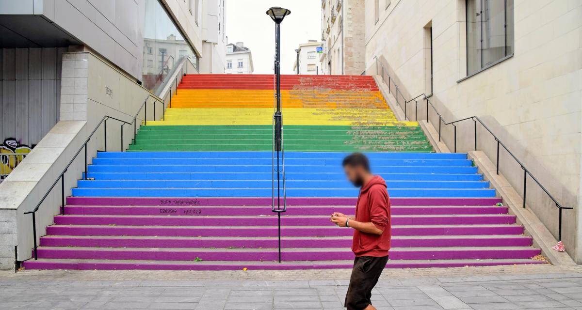 Sous la pluie battante, il se trompe de voie et termine dans des escaliers des Marches des Fiertés