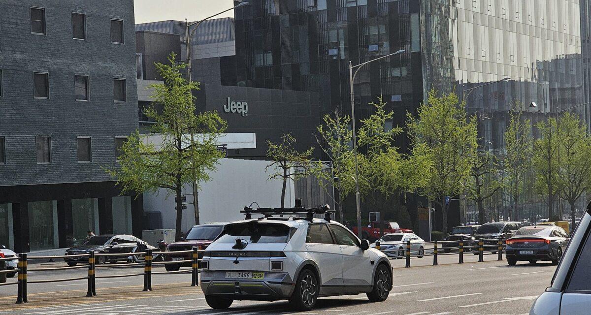 Un taxi autonome dépose un passager... juste devant une arrestation policière : les policiers surpris par cette arrivée inattendue
