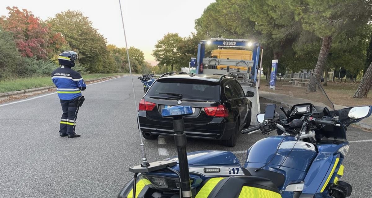 Endormie au volant, elle laisse sa voiture plantée au milieu de la route