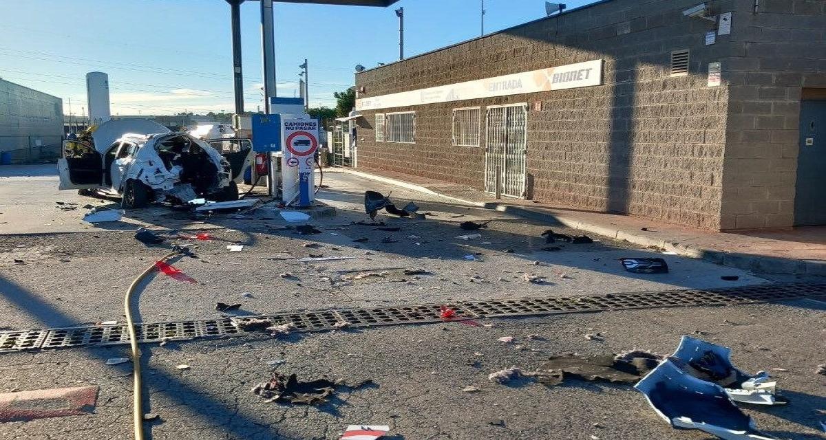 Il vient faire le plein de gaz à la station-service : son véhicule explose, littéralement réduit en épaves