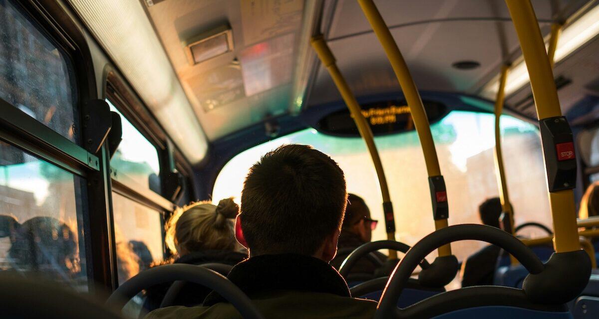 Émouvant : un chauffeur de car scolaire s'effondre héroïquement d'un malaise cardiaque au volant après avoir mis ses jeunes passagers en sécurité