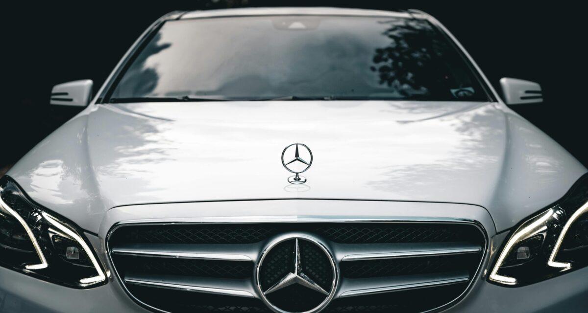 Vidéo - Il perd connaissance au volant : sa Mercedes décolle et survole un bus dans une scène digne d'Hollywood