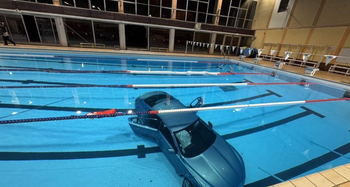 Elle confond les pédales et sa voiture finit... dans une piscine municipale ! Récit d'un crash surréaliste