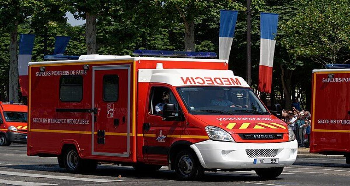 Deux hommes coincés dans leur voiture après avoir violemment percuté un arbre