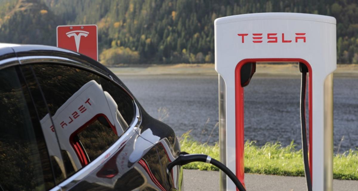 Le conducteur d'une Tesla pense être bloqué à la borne et appelle la police... Il se fait immédiatement recadrer