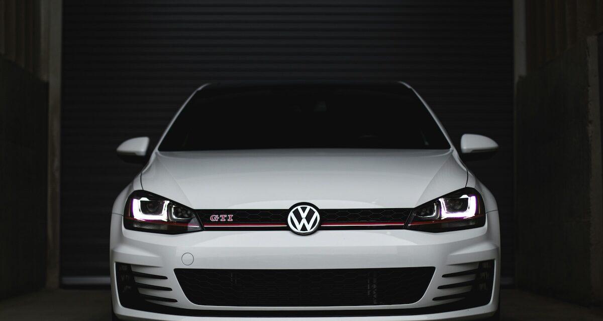 À 212 km/h : il bat un record avec sa GTI, Grand Tourisme Immobilisé