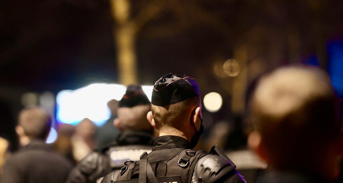 Ivre, il rate son demi-tour et percute le portail de la gendarmerie : les retrouvailles sont cocasses !