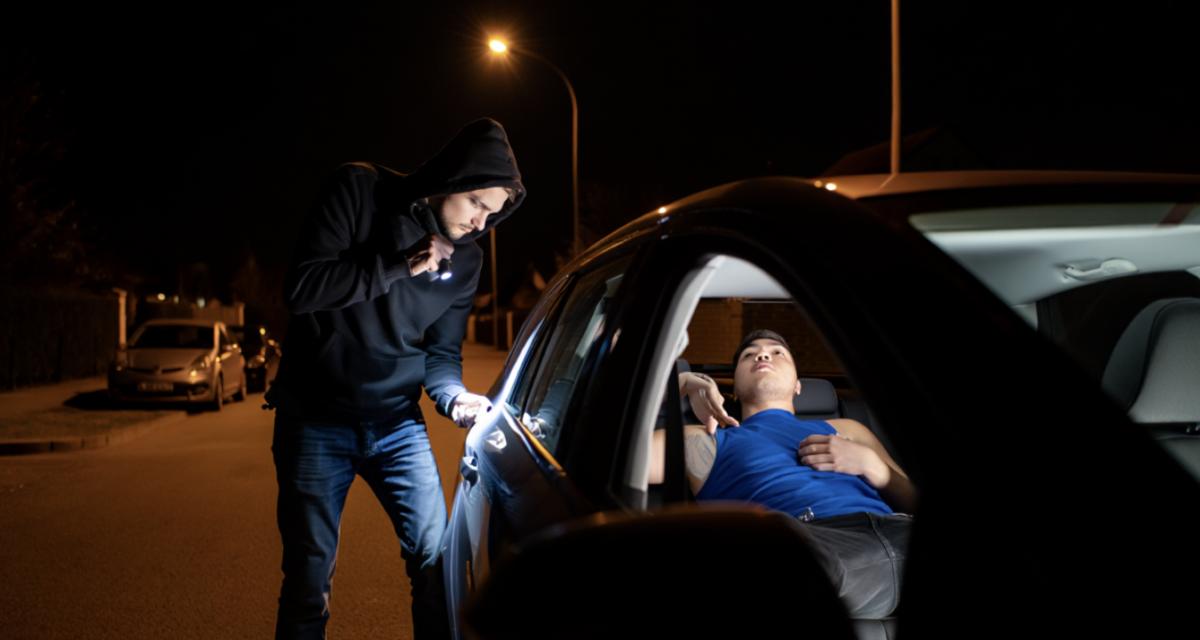 Il force une voiture en pleine nuit... pour y faire une sieste