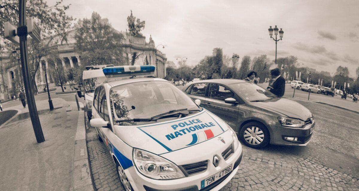 Refus d'obtempérer : la course-poursuite dégénère, trois policiers blessés et un chauffard évaporé dans la nature