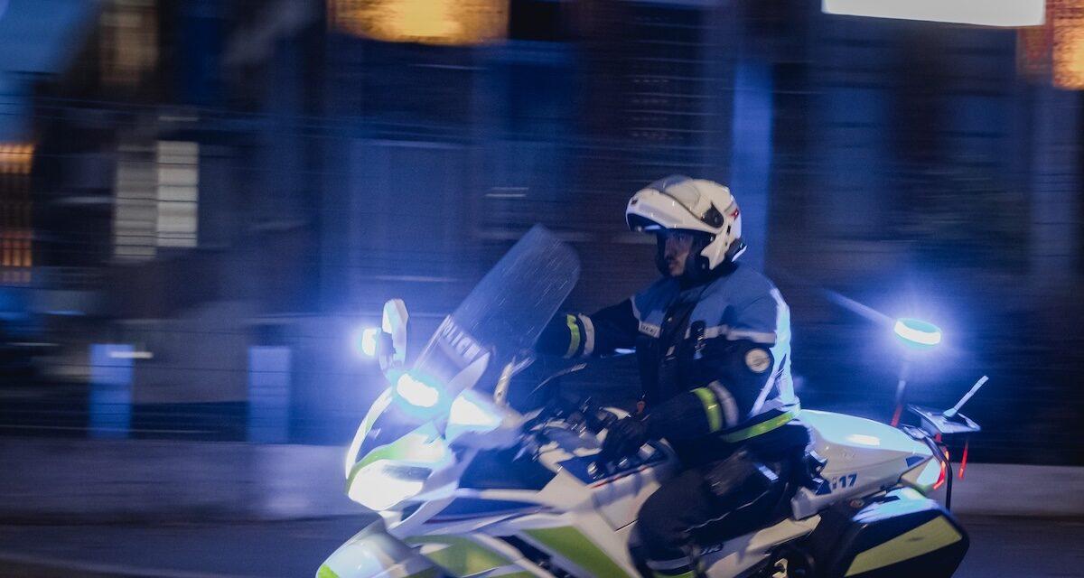 La police ouvre le feu après qu'une voiture refuse d'obtempérer et fonce sur un agent