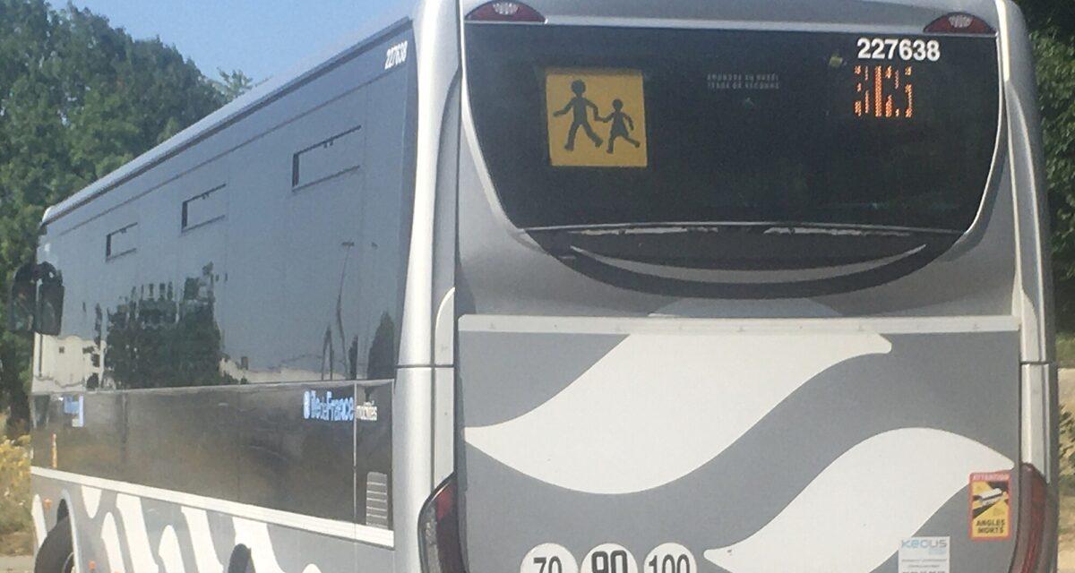 Ils frôlent le pire : Un homme tente de se jeter sous un bus scolaire puis s'en prend violemment au conducteur