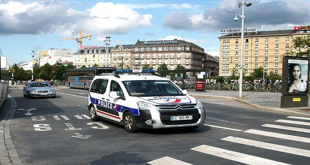 Elle traverse au feu vert... une voiture de police, en pleine course-poursuite, surgit et la percute !