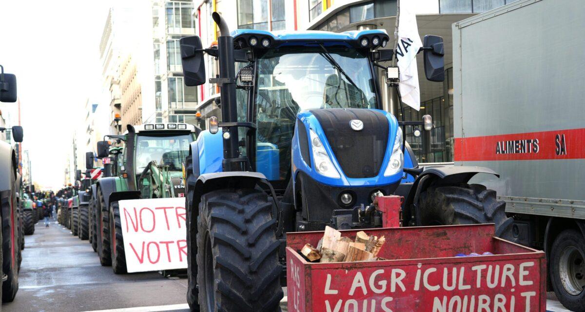 Le direct vire à l'incident grave : des journalistes poursuivies par un tracteur des manifestants agricoles