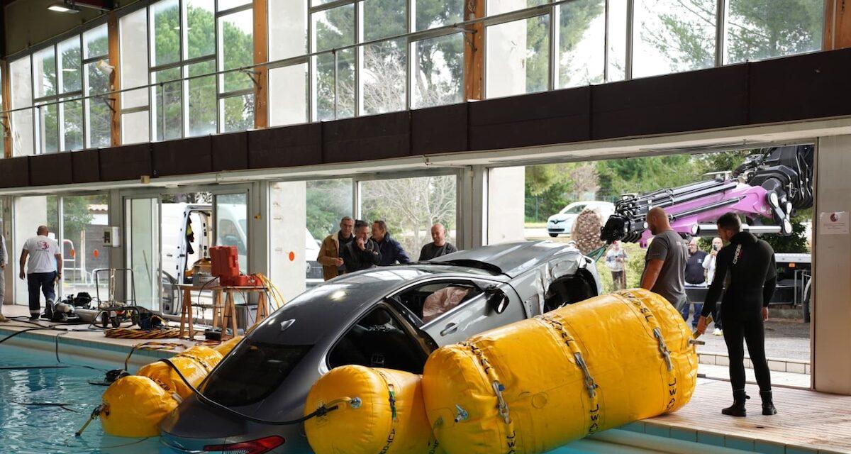 Par des bouées : la spectaculaire opération de sauvetage de la Jaguar qui a fini sa course au fond d'une piscine