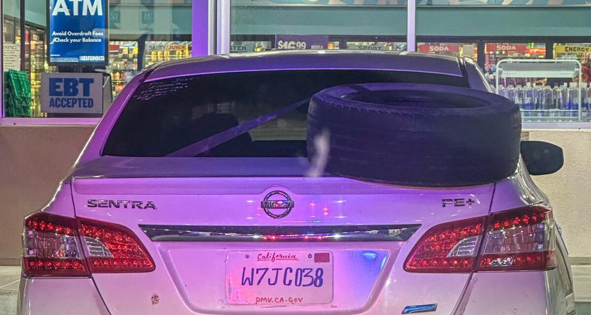 Elle roule avec une plaque d'immatriculation faite à la main avec du feutre... et se fait interpeller par la police