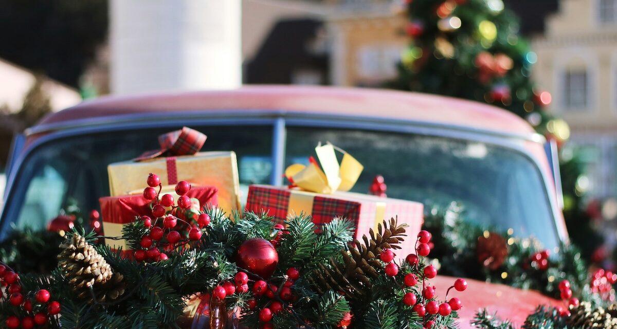 Les rois de la déco automobile pour la Fête de Noël : voitures, bus et même un char, les top des véhicules décorés (vidéos)