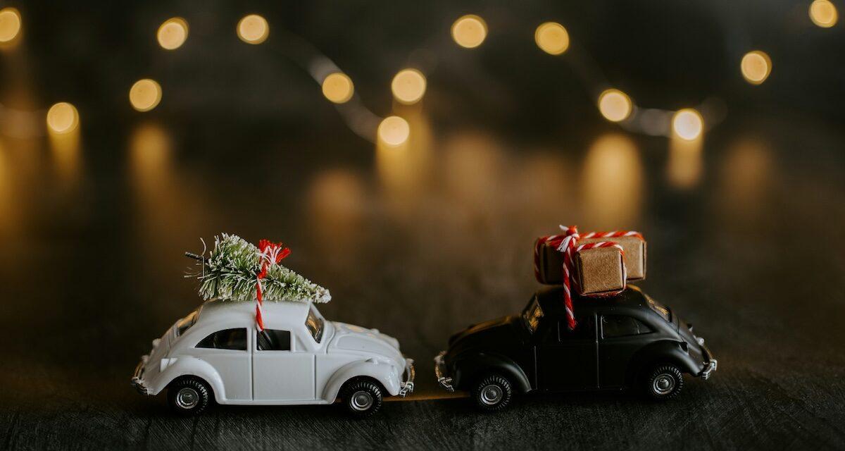 Décorer sa voiture pour Noël : autorisé ou interdit ? Ce que dit vraiment la loi