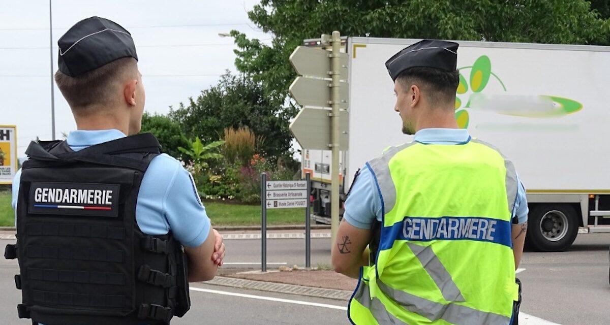 Il invente une mission urgente pour la préfecture : les gendarmes découvrent qu'il est sous stupéfiants après avoir franchi une ligne continue