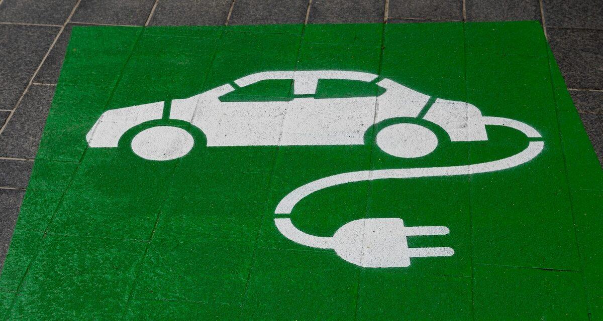 Moins d'heures, moins cher : le permis pour voiture électrique bientôt simplifié ? Mais pourquoi polémique