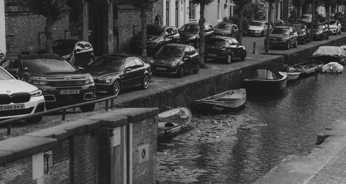 Une conduite suspecte : elle roulait à vive allure puis s'est arrêtée net, le secret de la voiture du canal