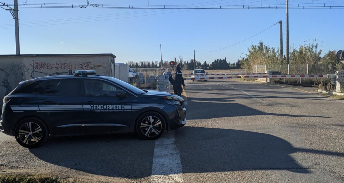 De la drogue découverte dans une voiture volée abandonnée fait sensation