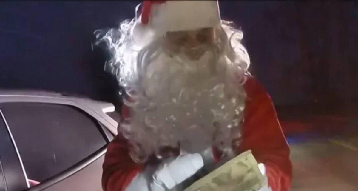 Le Père Noël pris en excès de vitesse avec une surprise qui laisse les forces de l'ordre bouche bée !