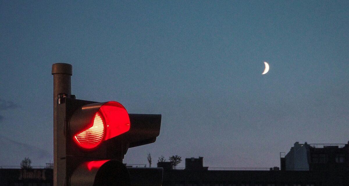 Nuit de Noël sous tension : une conductrice agressée après avoir refusé des avances au feu rouge