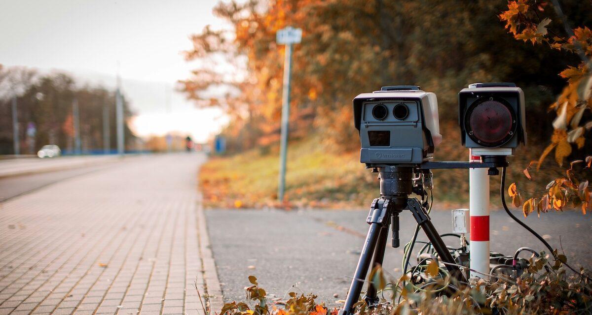 Dès demain, rouler trop vite coûtera très cher : prison, amende et permis annulé, voici ce qui change