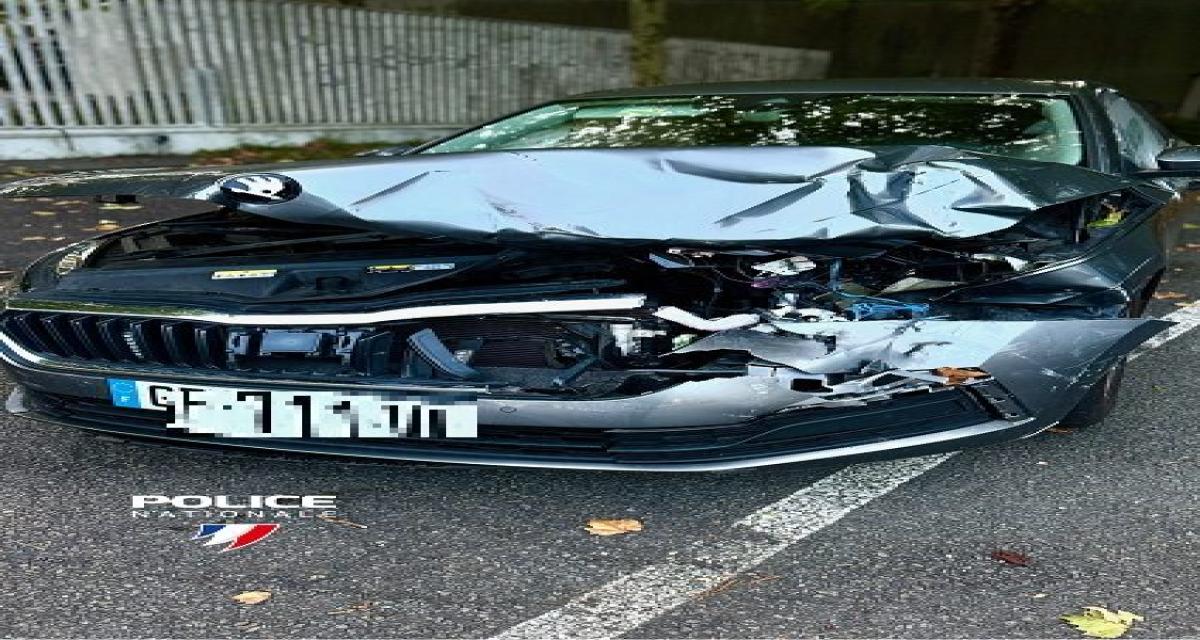 Il perd le contrôle de sa voiture qui décolle au-dessus d'un rond-point, bascule dans le vide avant de s'écraser sur l'autoroute