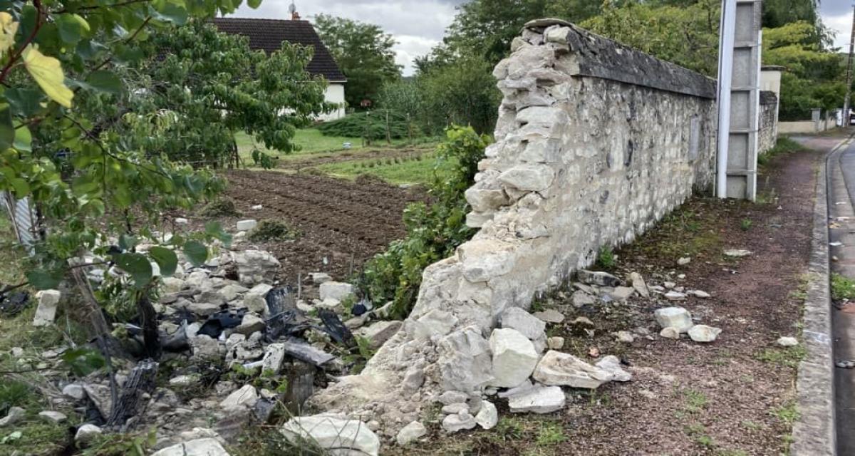 Une voiture termine sa course dans un jardin après avoir heurté deux murs, aucun blessé