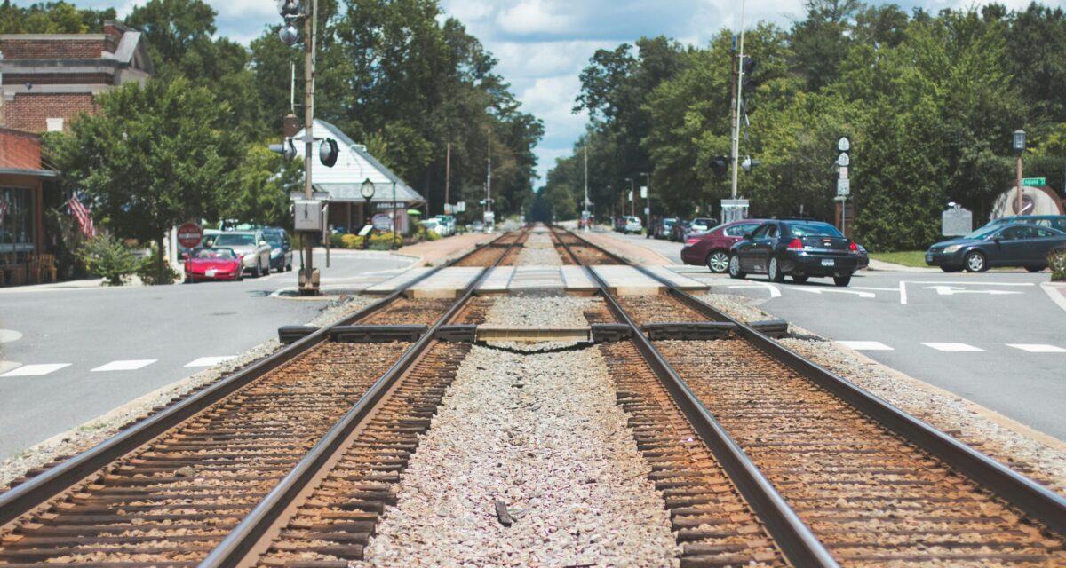 Il abandonne son véhicule sur les rails après une perte de contrôle : la circulation ferroviaire perturbée