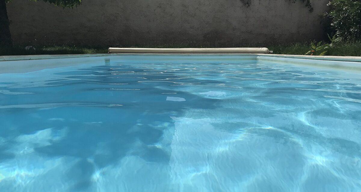 Elle perd le contrôle de son SUV, traverse un mur et finit sa course littéralement dans une piscine privée